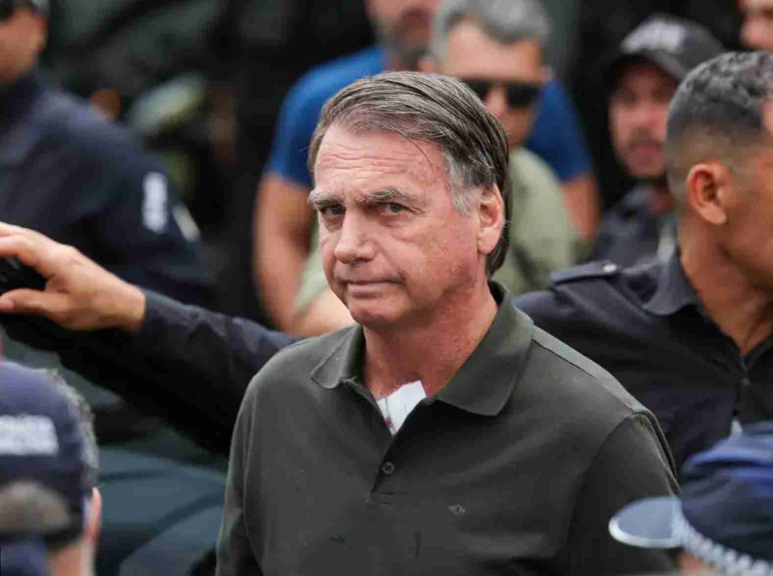Bolsonaro é internado com pneumonia grave e permanece sob cuidados intensivos