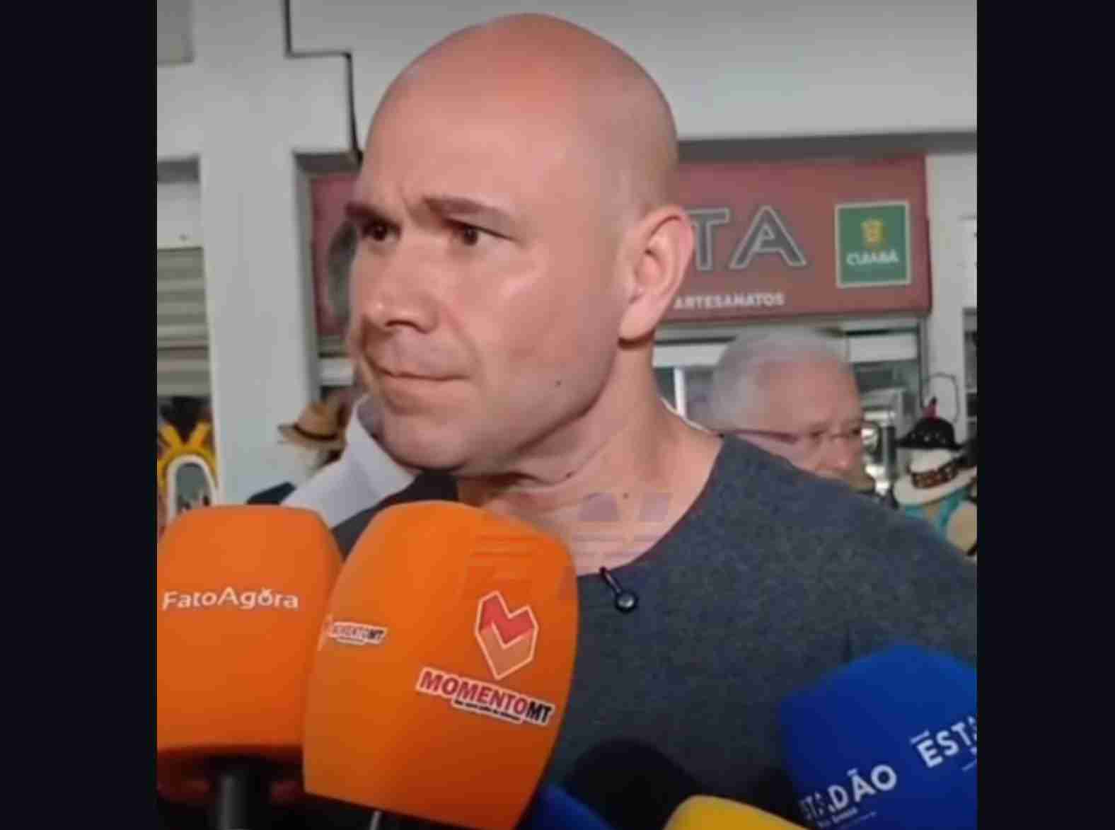 Abílio conversa com jornalista sobre opinião política durante entrevista