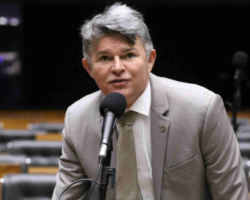 PROTEÇÃO NA PALMA DA MÃO: José Medeiros propõe aplicativo de segurança para vítimas de violência doméstica