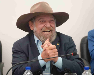 DE VOLTA A BRASÍLIA: Nelson Barbudo é recebido com aplausos na frente Agropecuária