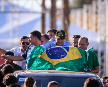 EM SINOP: Flávio Bolsonaro reafirma apoio a Medeiros para o Senado durante a Norte Show