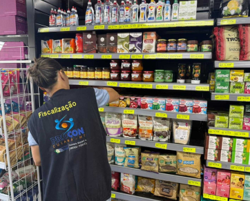 Procon apreende dezenas de produtos vencidos em supermercado em Cuiabá