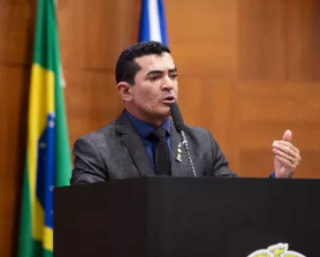 Deputado de MT participa de congresso sobre combate ao crime organizado enquanto investigação segue em andamento