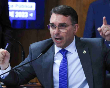 Flávio Bolsonaro presta defesa por escrito em investigação sobre publicação nas redes sociais