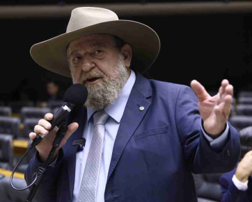 Justiça Eleitoral defere candidatura de Nelson Barbudo e mantém sua marca registrada na urna: o chapéu