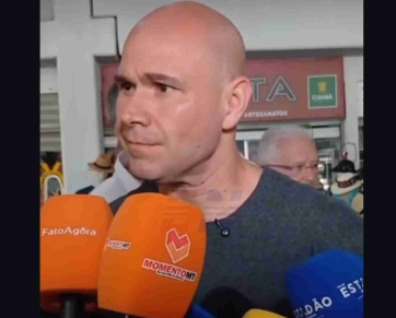 Abílio conversa com jornalista sobre opinião política durante entrevista