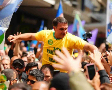 Flávio Bolsonaro refaz trajeto de Jair Bolsonaro em Juiz de Fora